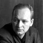 Ferdinand von Schirach 2009 – WIKIMEDIA cc-by-sa-3.0 – Paulus Ponizak Foto: WIKIMEDIA cc-by-sa-3.0 / Paulus Ponizak. 16.09.2009, Berlin..Ferdinand von Schirach posiert für ein Foto im Hotel Adlon.