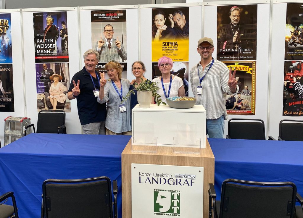 Timothy Peach mit dem Team am INTHEGA-Stand der Konzerdirektion Landgraf und des Tournee-Theaters Thespiskarren